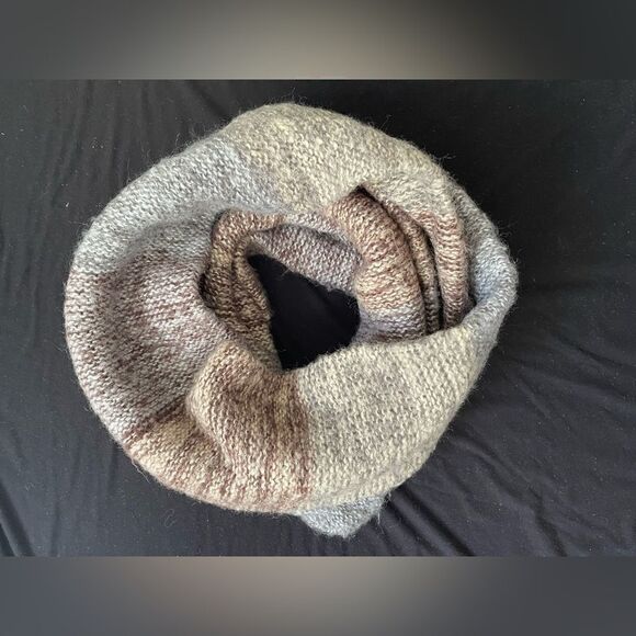 Woman’s woolen scarf - Picture 4 of 6